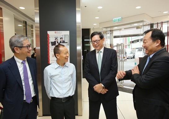 Mr Norman Chan, Chief Executive of the HKMA (second from the right) and Mr Raymond Li, Chief Executive Officer of the Hong Kong Mortgage Corporation (first from the left) learn from Mr Yue Yi (first from the right), Vice Chairman and Chief Executive of the Bank of China (Hong Kong) Limited (BOCHK) about the expansion of the coverage of SME services offered by the bank, and chat with a SME customer (second from the left) to understand the latest situation concerning the operations and financing of SMEs.