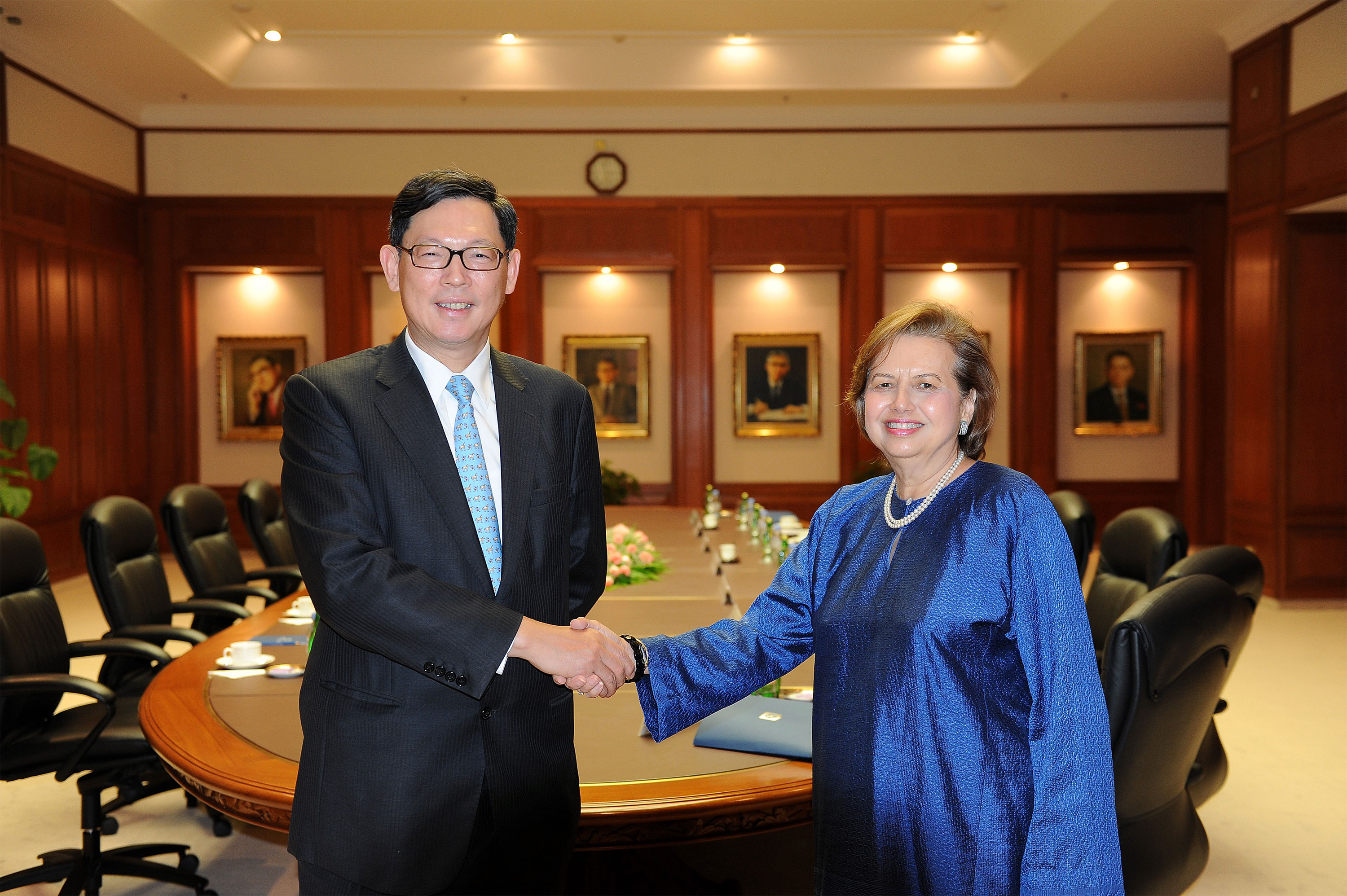 金管局總裁陳德霖(左)與馬來西亞中央銀行行長Dr Zeti Akhtar Aziz(右)於吉隆坡舉行的雙邊會議上同意加強兩地的金融合作。