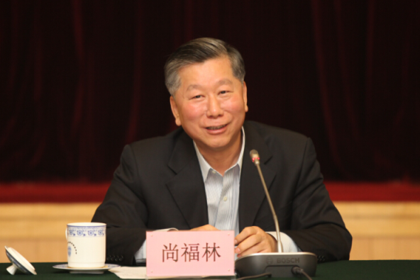 圖二：中國銀監會主席尚福林出席座談會與與會者交流。