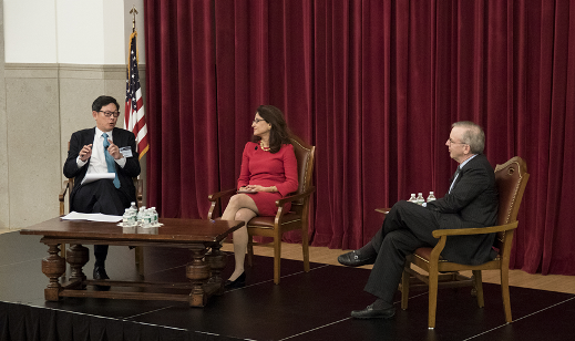 金管局总裁陈德霖（左一）与纽约联邦储备银行行长达德利（William Dudley）（右一）和英伦银行副行长Minouche Shafik（中）十月在纽约讨论银行文化改革议题。