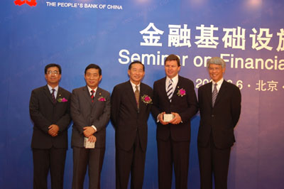 From left to right: Mr Y K Choi, HKMA Deputy Chief Executive; Mr He Guangbei, Vice Chairman and Chief Executive of Bank of China (Hong Kong) Limited; Mr Peter Wong, Chairman of Hong Kong Association of Banks and Executive Director of The Hongkong and Shanghai Banking Corporation Limited; Mr Peter Sullivan, Executive Director and Chief Executive Officer of Standard Chartered Bank (Hong Kong) Limited; and Mr Joseph Yam, HKMA Chief Executive.