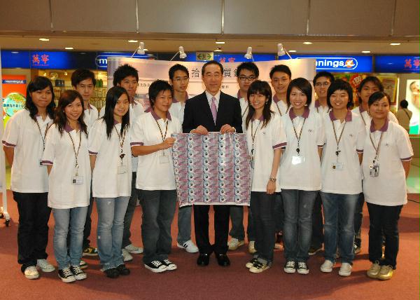 唐英年與學生大使合照。