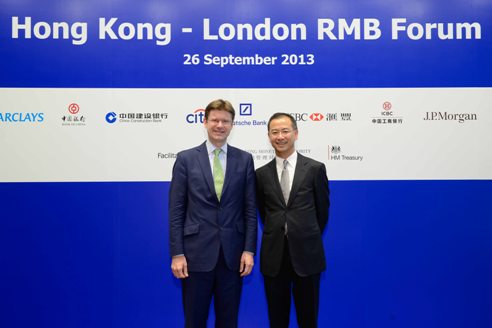 英国财政部金融大臣Greg Clark国会议员(左)及香港金融管理局署理总裁余伟文(右)出席香港与伦敦人民币合作小组第三次会议。