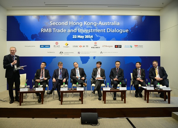 澳洲储备银行副行长Philip Lowe(左一)主持有关人民币国际化的宏观趋势及商机的专题讨论。  
