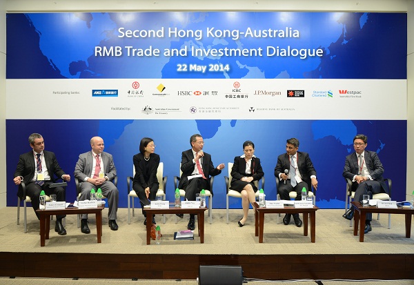 金管局副总裁余伟文(左四)与业界专家在专题讨论中探讨人民币离岸巿场的最新发展及商机。