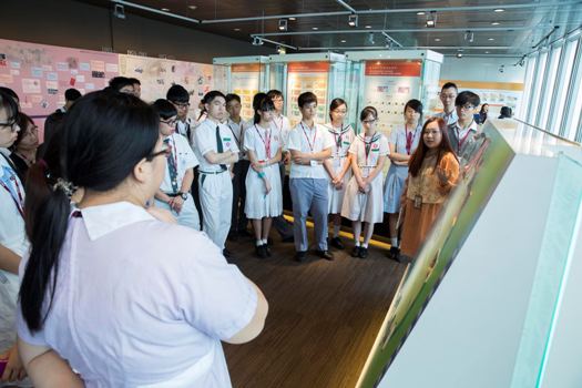 The students learn the monetary and banking history in Hong Kong during the guided tour at the HKMA Information Centre. 