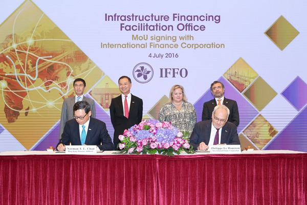 菲利普·勒奥鲁先生[右]与陈德霖先生[左] 签署《谅解备忘录》。根据《谅解备忘录》，IFC与金管局将会利用IFFO平台，合作推动更有效率及有利于基建投融资的市场环境。