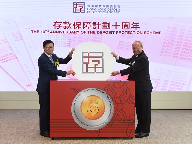 Professor Michael Hui King-man, Chairman (right) and Mr Li Shu-pui, Chief Executive Officer (left) of the Hong Kong Deposit Protection Board officiate at the celebration ceremony of the 10th Anniversary Luncheon of the Deposit Protection Scheme.