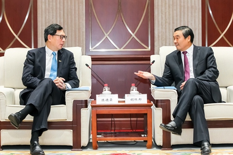 胡怀邦董事长与陈德霖总裁会面。