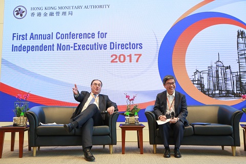 Mr Andrew Bailey, Chief Executive of Financial Conduct Authority (left), discusses with Mr Arthur Yuen, Deputy Chief Executive of the HKMA, ways to building good bank culture in Hong Kong. 