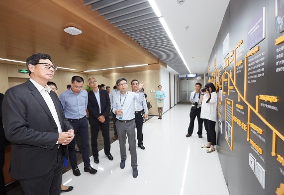 Mr Norman Chan visits Webank, and is briefed by its Vice President and Chief Information Officer Mr Henry Ma (fourth from left) on the application of Fintech in banking services to promote financial inclusion. The Chairman of Webank, Mr Gu Min (second from left), is also present.
