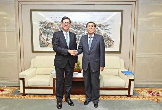 国家开发银行行长郑之杰先生（右） 欢迎金融管理局总裁陈德霖先生（左） 。