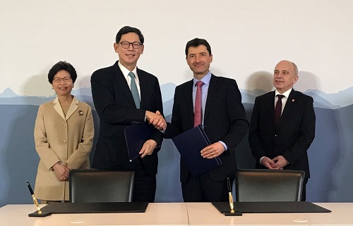 Mr Norman Chan, Chief Executive of the Hong Kong Monetary Authority (second from left), and Mr Jorg Gasser, Head of the Swiss State Secretariat for International Financial Matters (second from right) sign the Memorandum of Understanding on financial collaboration.  The signing ceremony is witnessed by Mrs Carrie Lam, Chief Executive of the Hong Kong Special Administrative Region (HKSAR) (first from left) and Federal Councillor Ueli Maurer (first from right). 
