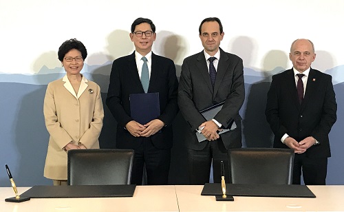 Mrs Carrie Lam and the Federal Councillor Ueli Maurer also witness the signing of the Co-operation Agreement on fintech by Mr Norman Chan and Mr Mark Branson (second from right), Chief Executive Officer of Swiss Financial Market Supervisory Authority. 