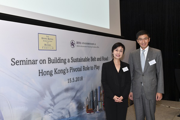 金管局IFFO与银行公会今天联合举办研讨会探讨香港在建设可持续发展「一带一路」所担当的关键角色。图为金管局助理总裁（外事）兼IFFO副主任李永诚先生（右）与香港银行公会主席兼汇丰香港区行政总裁施颖茵女士 （左）。