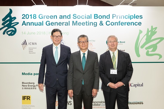 (左至右)香港金融管理局总裁陈德霖先生、财政司司长陈茂波先生及国际资本市场协会总裁马丁．谢克先生在会议上合照。