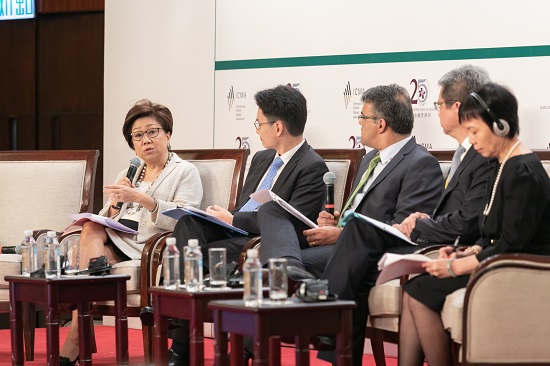 香港金融發展局主席史美倫女士在會議上主持一個關於香港和中國內地綠色債券市場發展的圓桌討論。