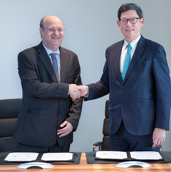 Mr Norman Chan, Chief Executive of the HKMA (right), and Mr Ilan Goldfajn, Governor of BCB, sign and exchange the Co-operation Agreement in Basel.