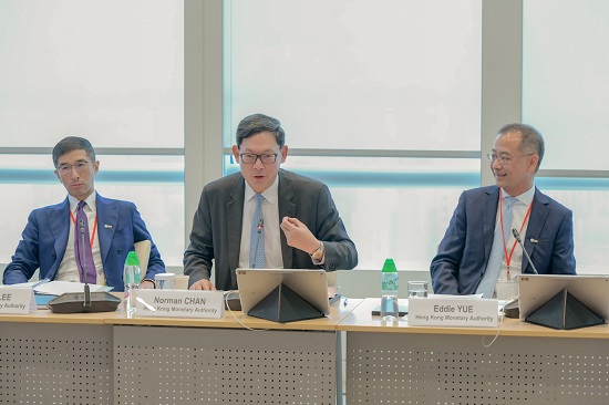 香港金融管理局总裁陈德霖先生于投资者及债权融资圆桌会议上致欢迎辞。