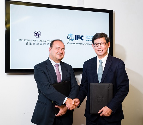 IFC新兴业务副总裁迪米特里·蒂斯拉戈斯(左)欢迎金管局总裁陈德霖(右)。金管局与 IFC 建立新的伙伴合作关系，为金管局提供一个有用的平台，扩大在信贷市场的投资机会。
