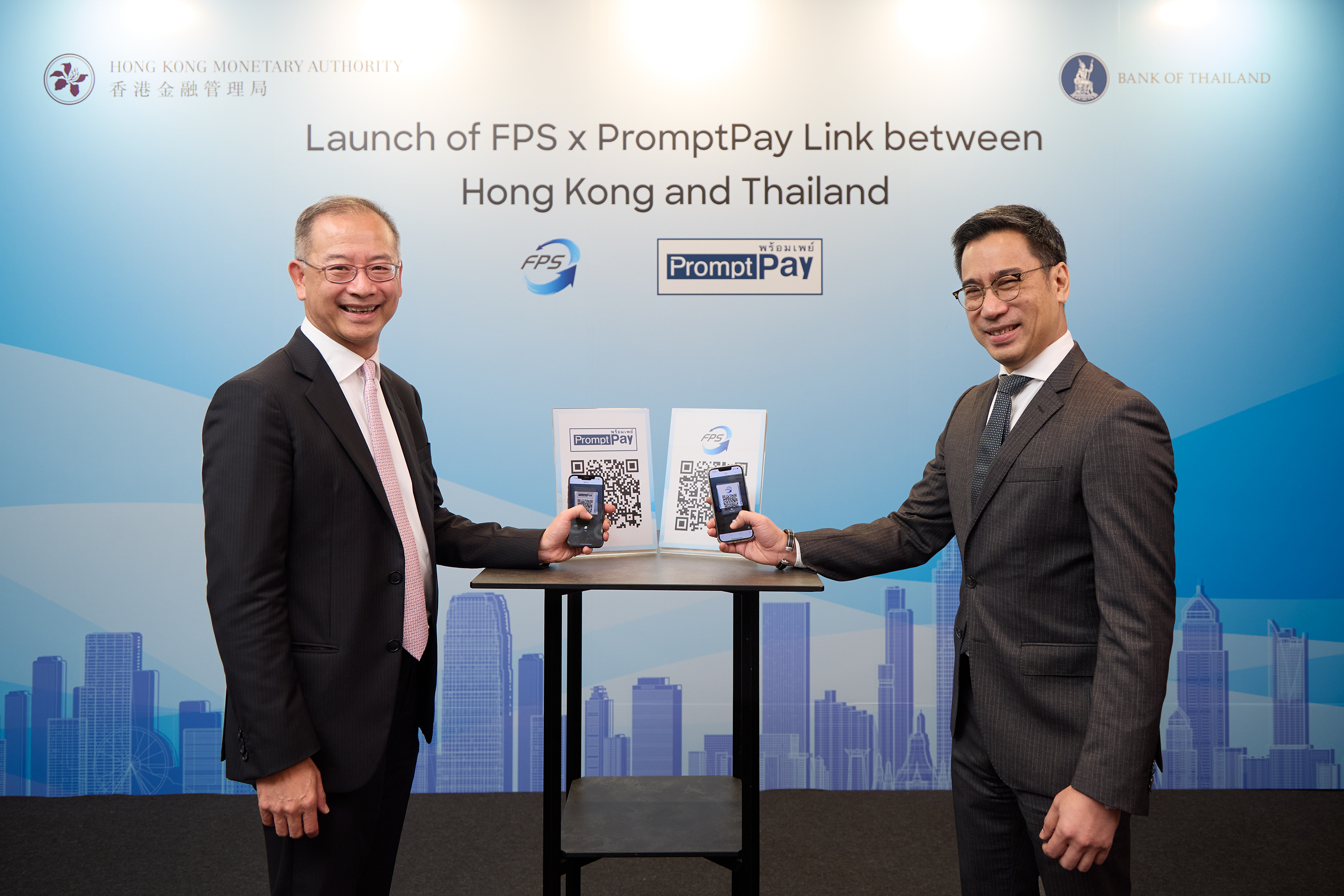 香港金融管理局总裁余伟文（左）和泰国中央银行行长Sethaput Suthiwartnarueput（右）出席转数快 x PromptPay互联的启动仪式。