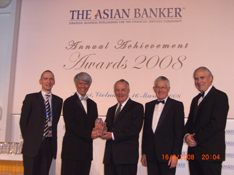 由左至右：《亞洲銀行家》高級研究經理Christian Kapfer，香港金融管理局總裁任志剛先生、《美國前參議員暨薩班斯－奧克斯利法案》的合作制訂人薩班斯先生、前瑞士聯邦國家總理、財政部長、現任瑞士再保險集團董事會主席 Kaspar Villiger先生，及迪拜國際金融中心管理局主席艾爾敦先生