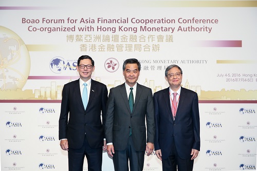(由左至右)香港金融管理局總裁陳德霖、行政長官梁振英及博鰲亞洲論壇秘書長周文重。