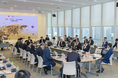 The ‘Connecting Belt & Road, Capturing Opportunities Together’ High-level Roundtable, co-organised by the HKMA and the State-owned Assets Supervision and Administration Commission of the State Council, is brought to a successful conclusion. Participants all look forward to further dialogues and collaborations with a view to achieving concrete results.