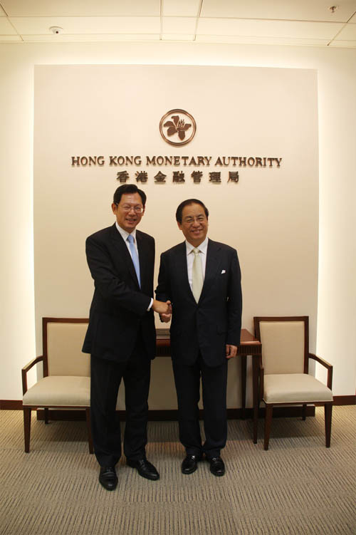 香港金融管理局總裁陳德霖於金管局辦公室迎接到訪的中國銀行業監督管理委員會主席劉明康。