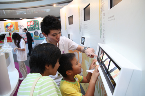學生大使指導市民近距離觀賞新鈔的設計特色。