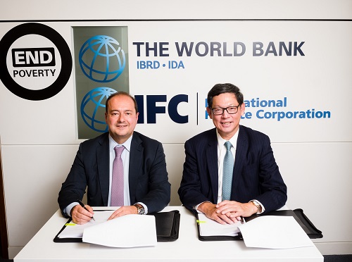 IFC新興業務副總裁迪米特里·蒂斯拉戈斯(左)與金管局總裁陳德霖(右)簽訂協議。金管局會向IFC的MCPP作出10億美元承諾，以投資於新興市場的不同領域。