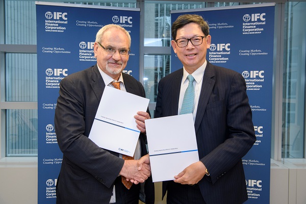 IFC首席執行官菲利普‧勒奧魯（左）與金管局總裁陳德霖 （右）於美國華盛頓簽署並交換《諒解備忘錄》，確認合辦IFC第六屆「氣候商業論壇」。