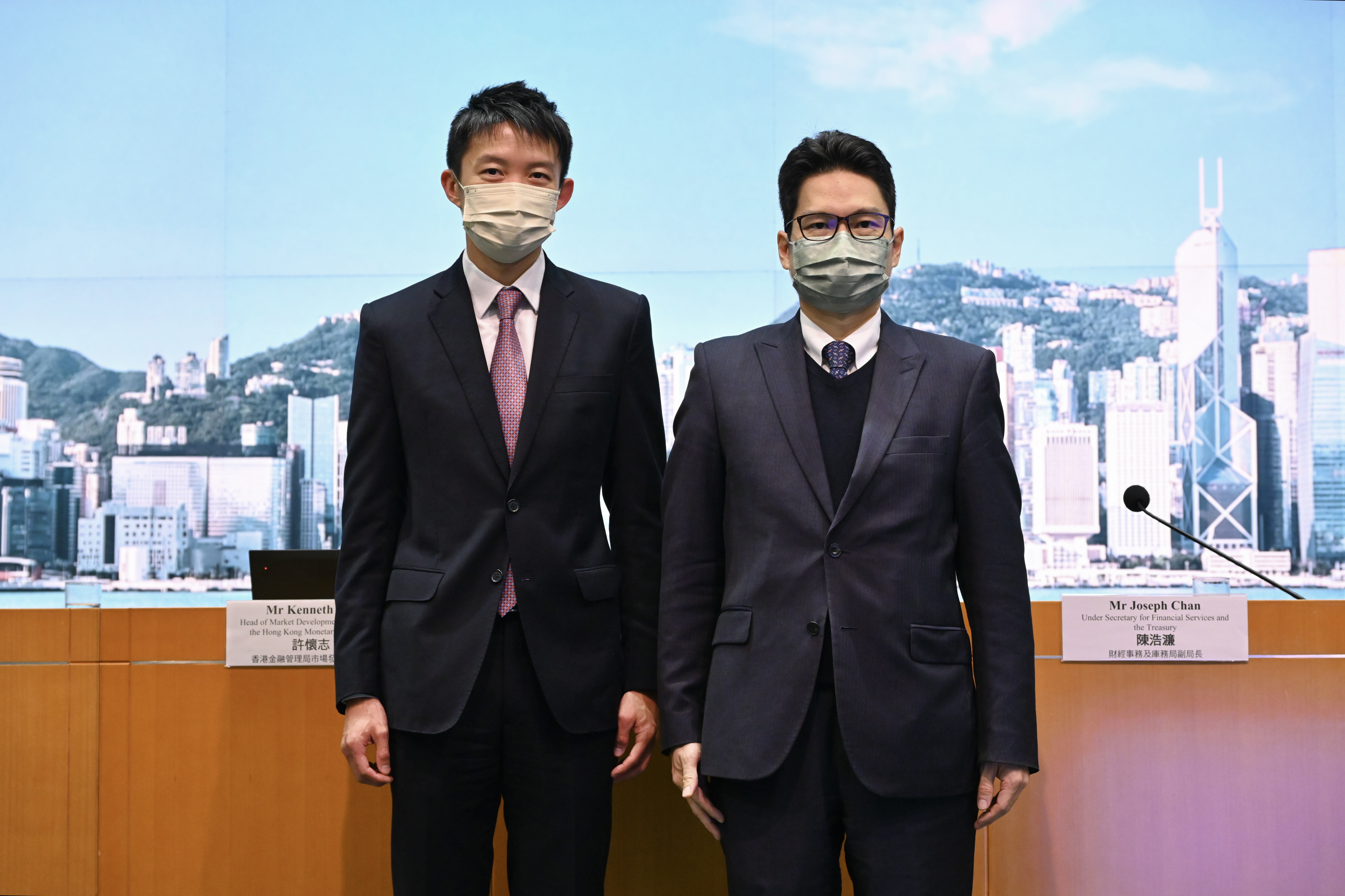圖示財經事務及庫務局副局長陳浩濂（右）和香港金融管理局市場發展處主管許懷志（左）出席記者會。