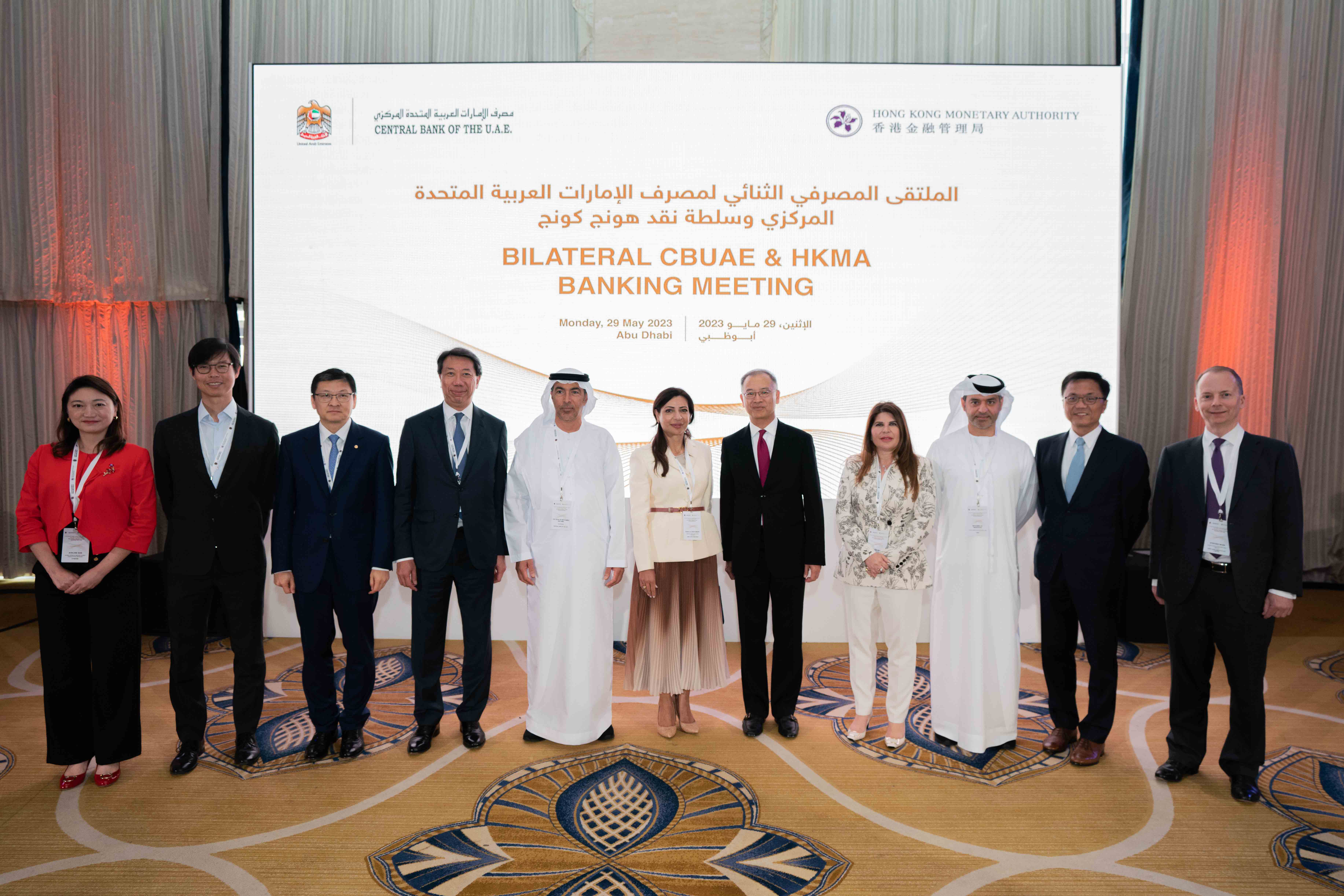 金融管理局總裁余偉文（右五）、阿拉伯聯合酋長國中央銀行行長H.E. Khaled Mohamed Balama（左五）在阿布扎比時間5月29日與香港及阿聯酋銀行的高層人員出席研討會，討論商機和探索進一步合作的領域。
