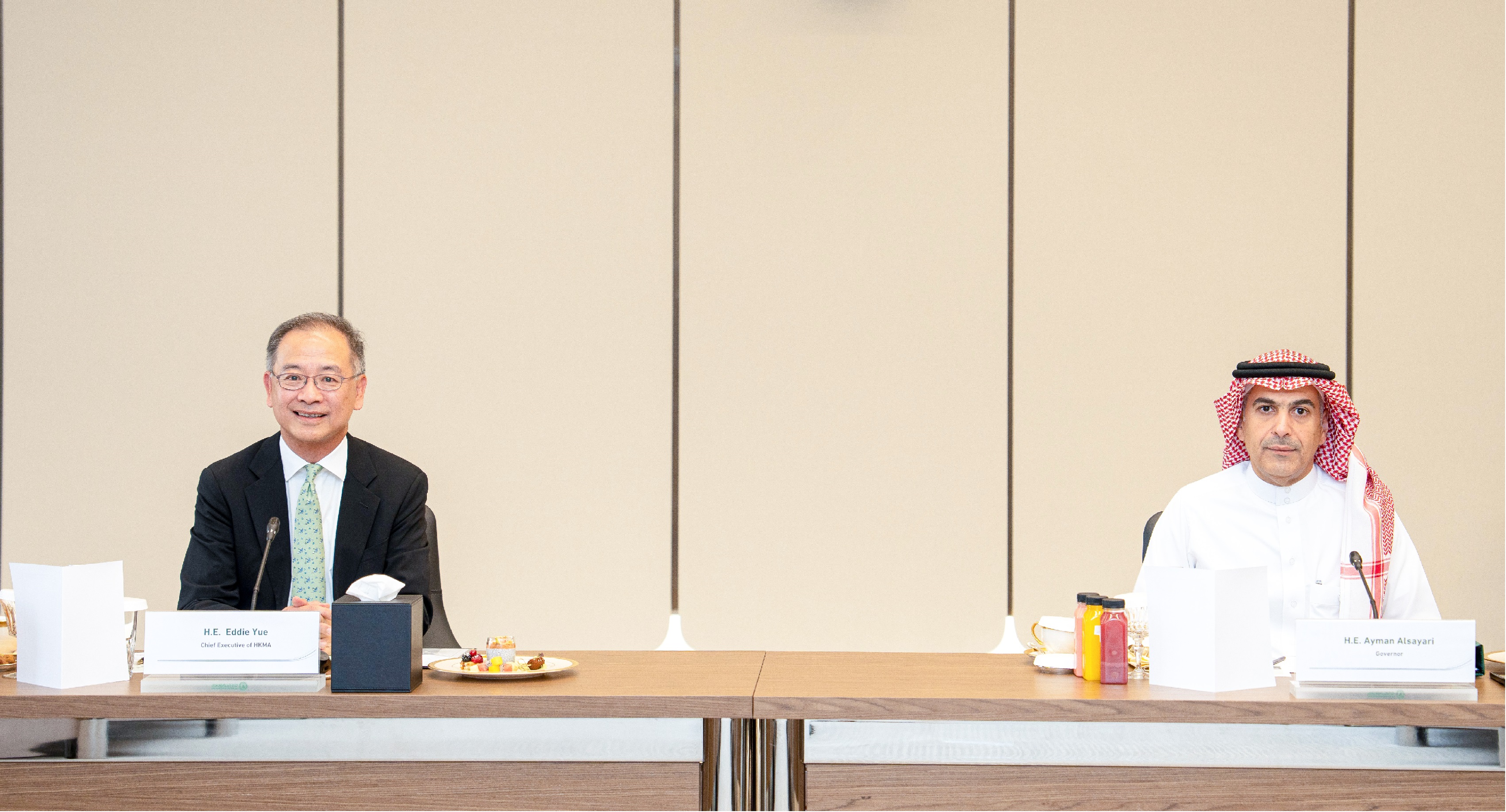 香港金融管理局總裁余偉文（左）在利雅得時間7月26日與沙特中央銀行行長Ayman Alsayari（右）會面。