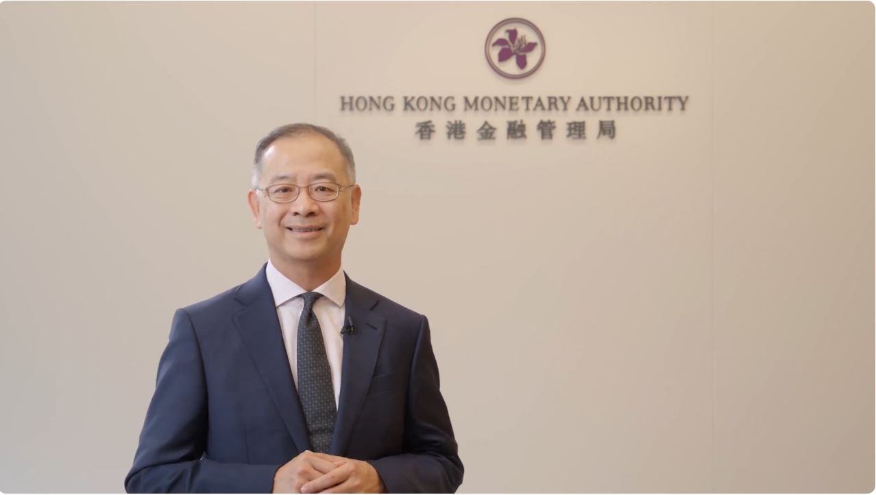 香港金融管理局（金管局）總裁余偉文表示金管局非常高興與中國人民銀行共同邀請了澳門金融管理局加入一站式平台，提供更便利的監管環境，推動跨境金融科技項目的發展。