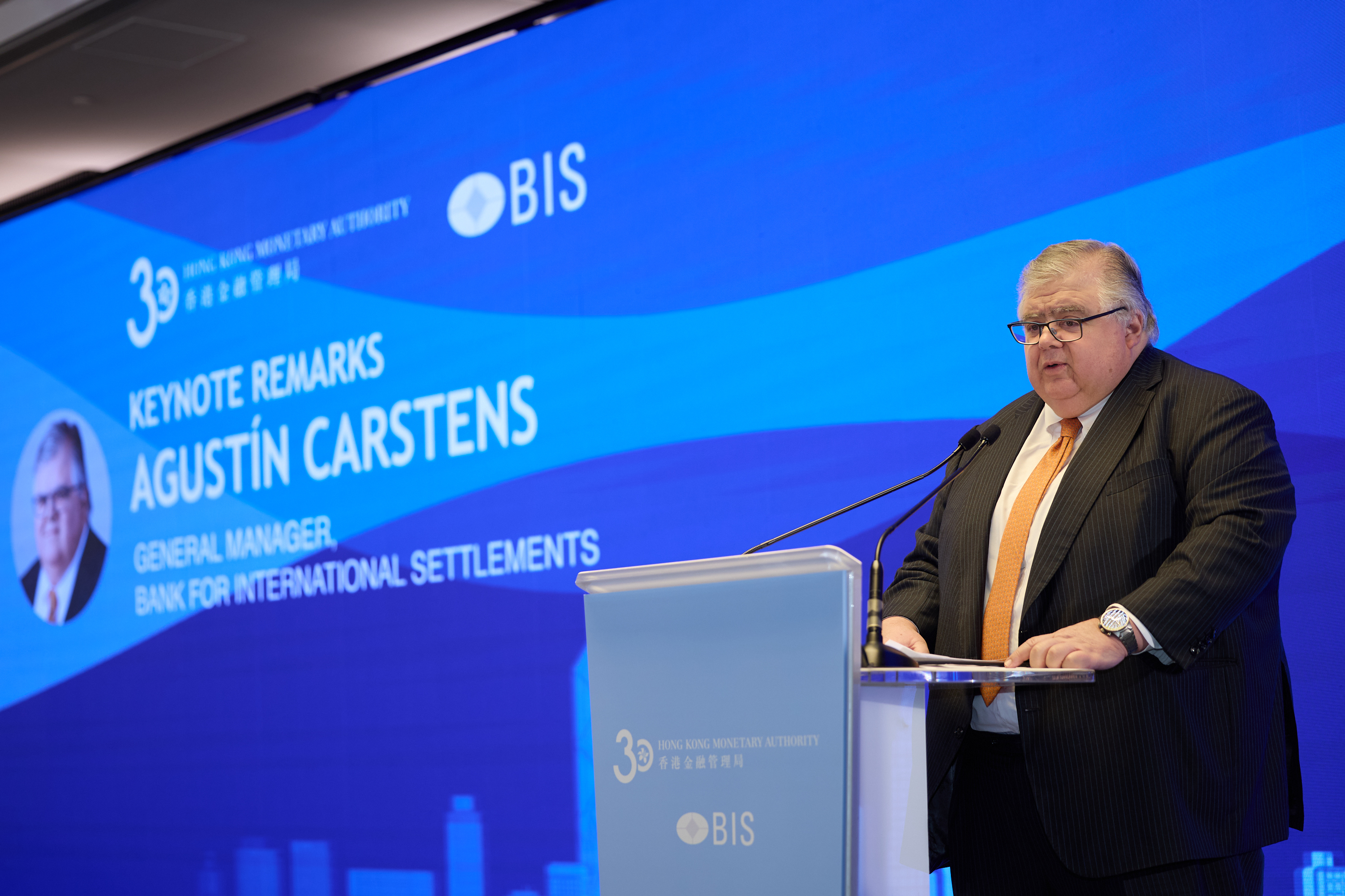 國際結算銀行總裁Agustín Carstens在11月28日舉行的香港金融管理局—國際結算銀行高級別會議作主題演講。