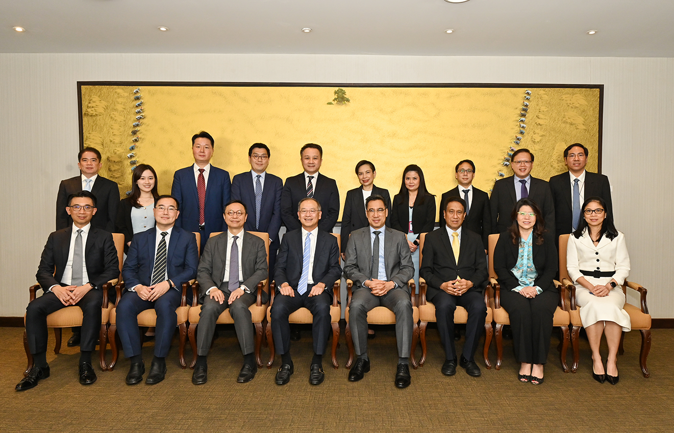 香港金融管理局總裁余偉文（前排左四）、泰國中央銀行行長Sethaput Suthiwartnarueput（前排右四），以及雙方的代表在1月29日舉行雙邊會議，加強兩地在金融業的合作。