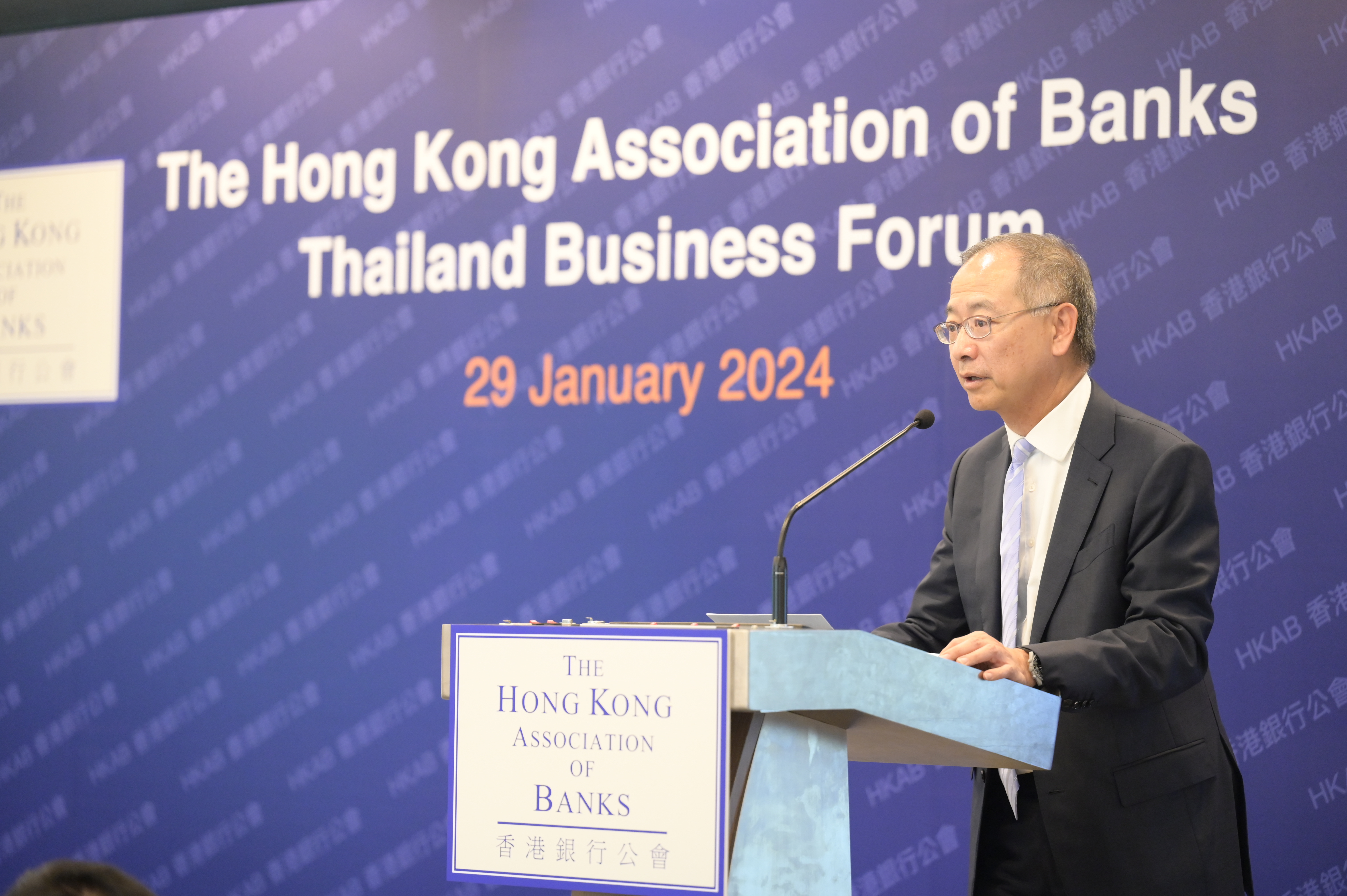 香港金融管理局總裁余偉文1月29日在曼谷的泰國商務論壇上發表主題演講。