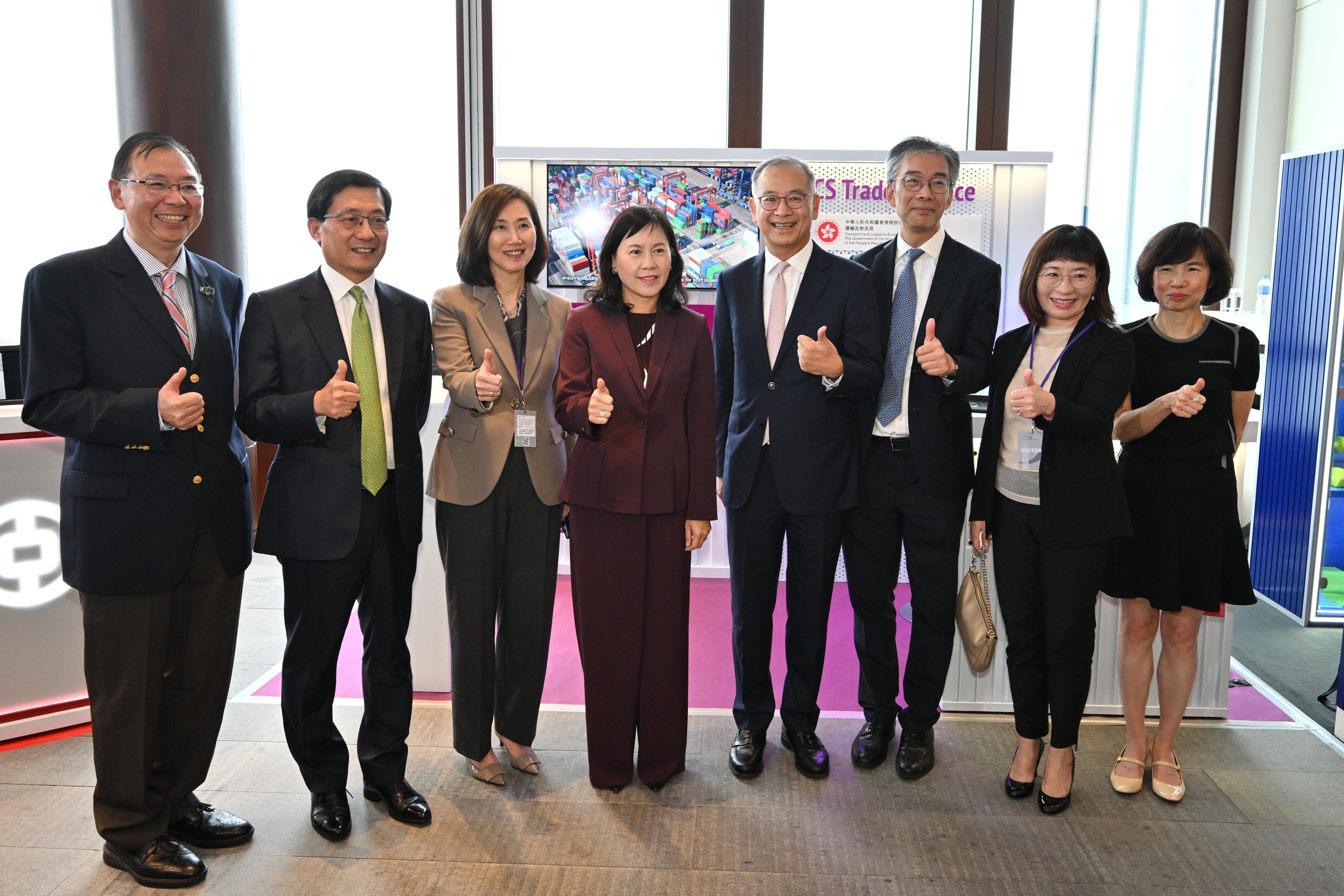 香港金融管理局總裁余偉文帶領運輸及物流局局長陳美寶、香港機場管理局主席林天福、數字政策辦公室副數字政策專員（數據治理）麥之駒和香港銀行公會主席及渣打銀行香港兼大中華及北亞區行政總裁禤惠儀參觀「商業數據通」夥伴機構於峰會現場設置的展覽。