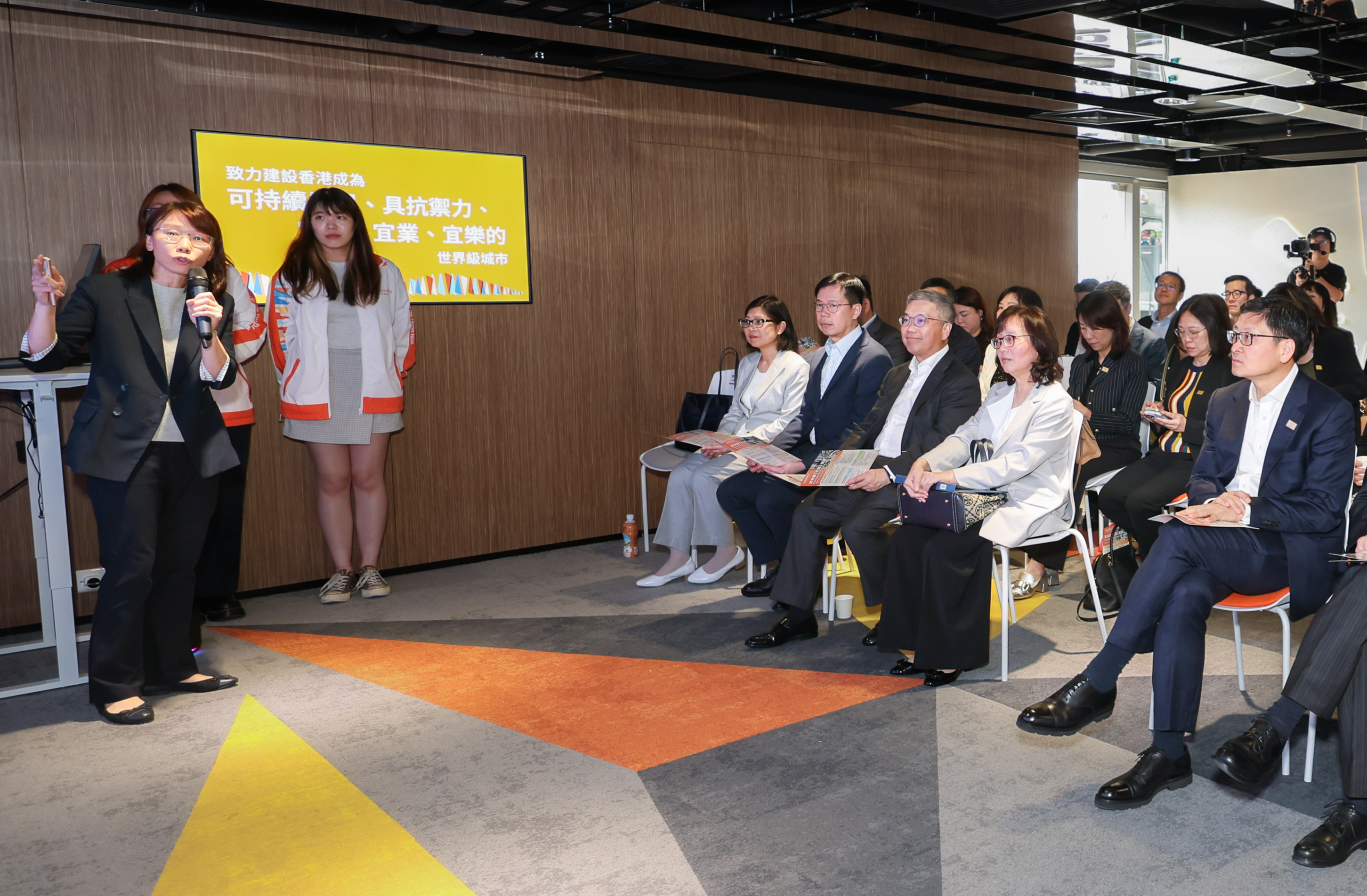  「北部都會區金融諮詢工作小組」聽取發展局副秘書長翁佩雲介紹北都整體規劃及最新進展。