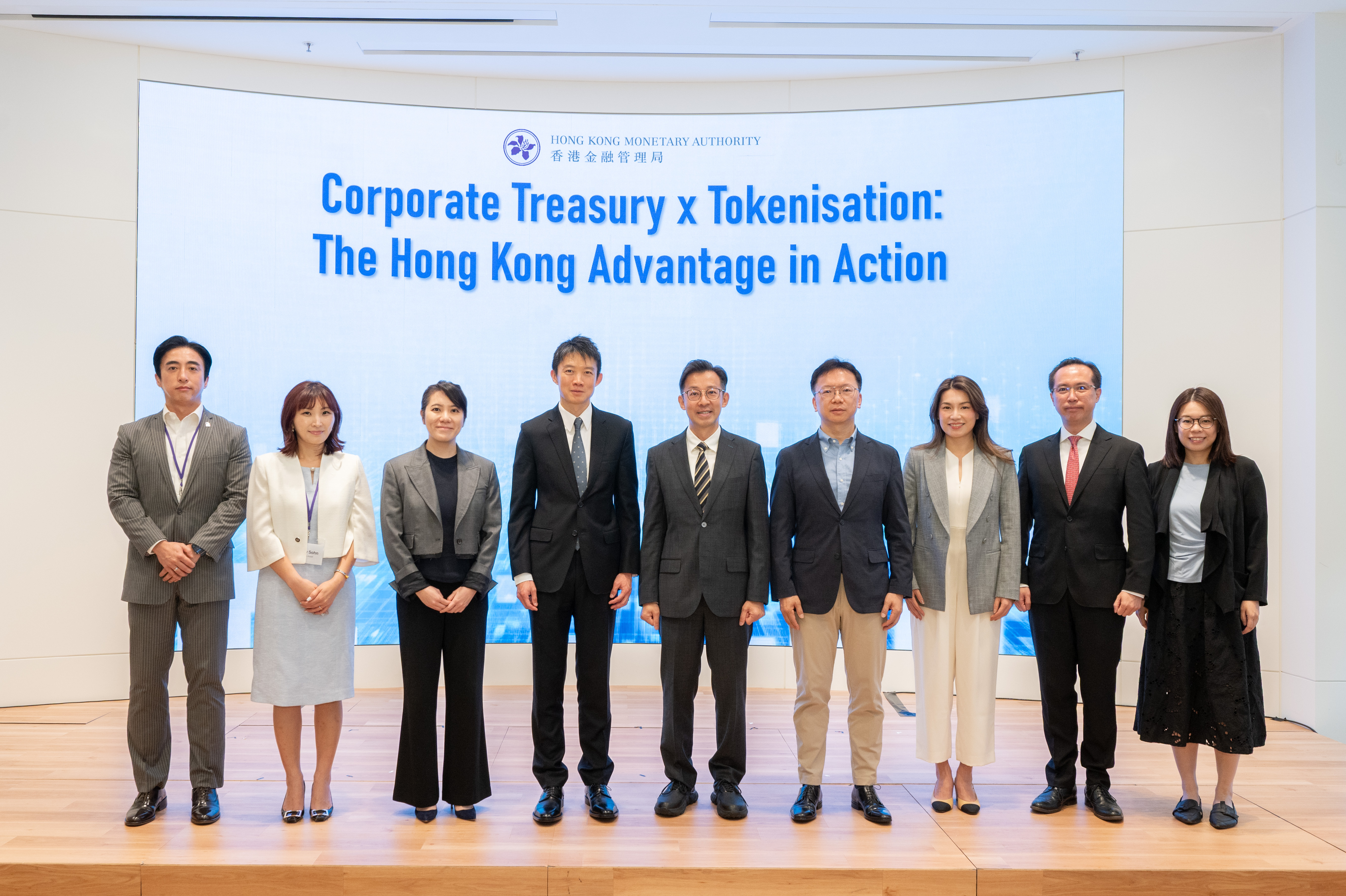 香港金融管理局(金管局)助理總裁(外事)許懷志(左四)、金管局主管(市場發展)駱家珍(左三)、金管局首席金融科技總監周惠強(左五)以及演講嘉賓出席「企業財資 × 代幣化:發揮香港新優勢」研討會。