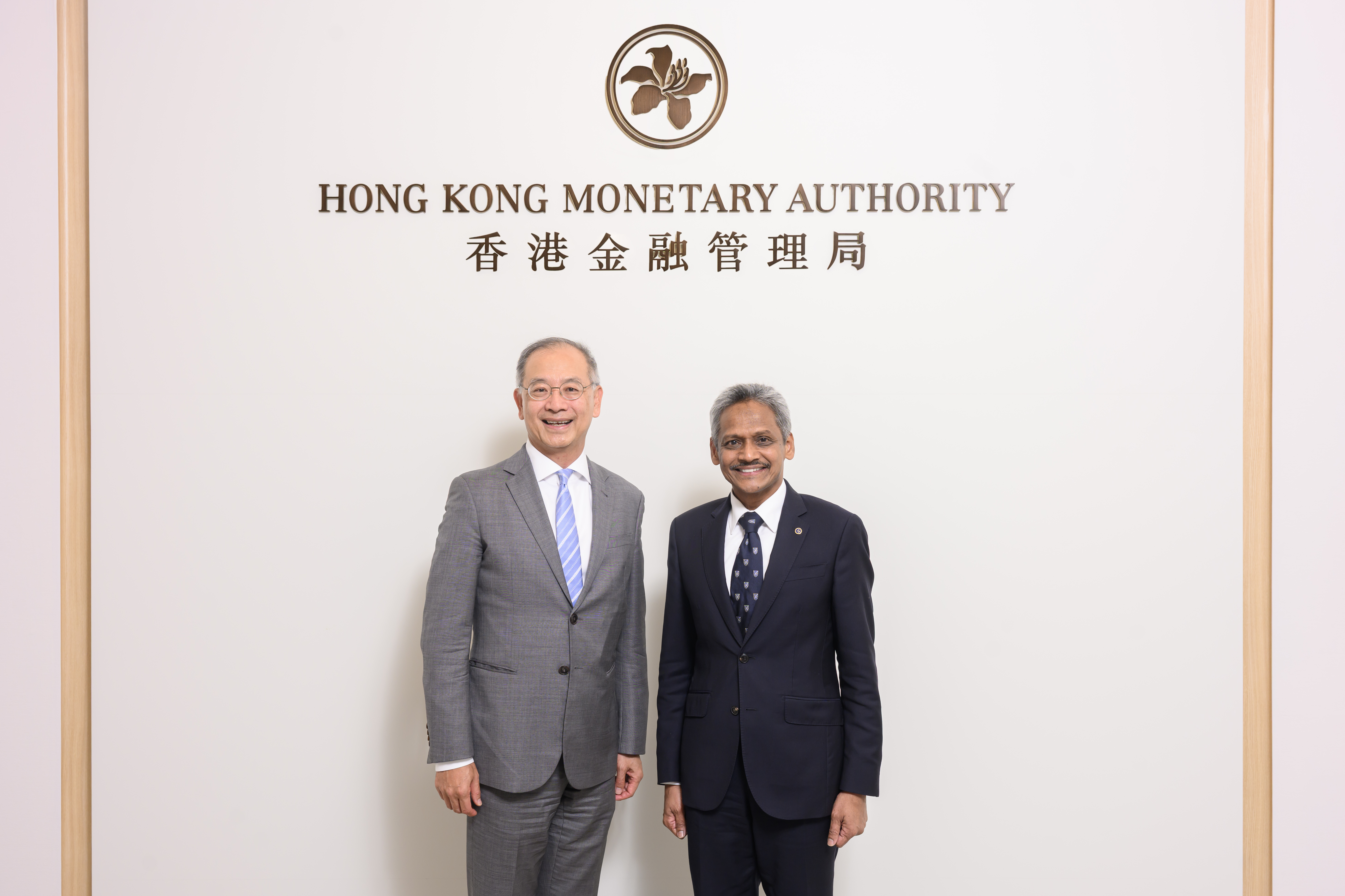 香港金融管理局總裁余偉文（左）與馬來西亞中央銀行行長Abdul Rasheed Ghaffour拿督（右）於10月2日主持雙邊會議。