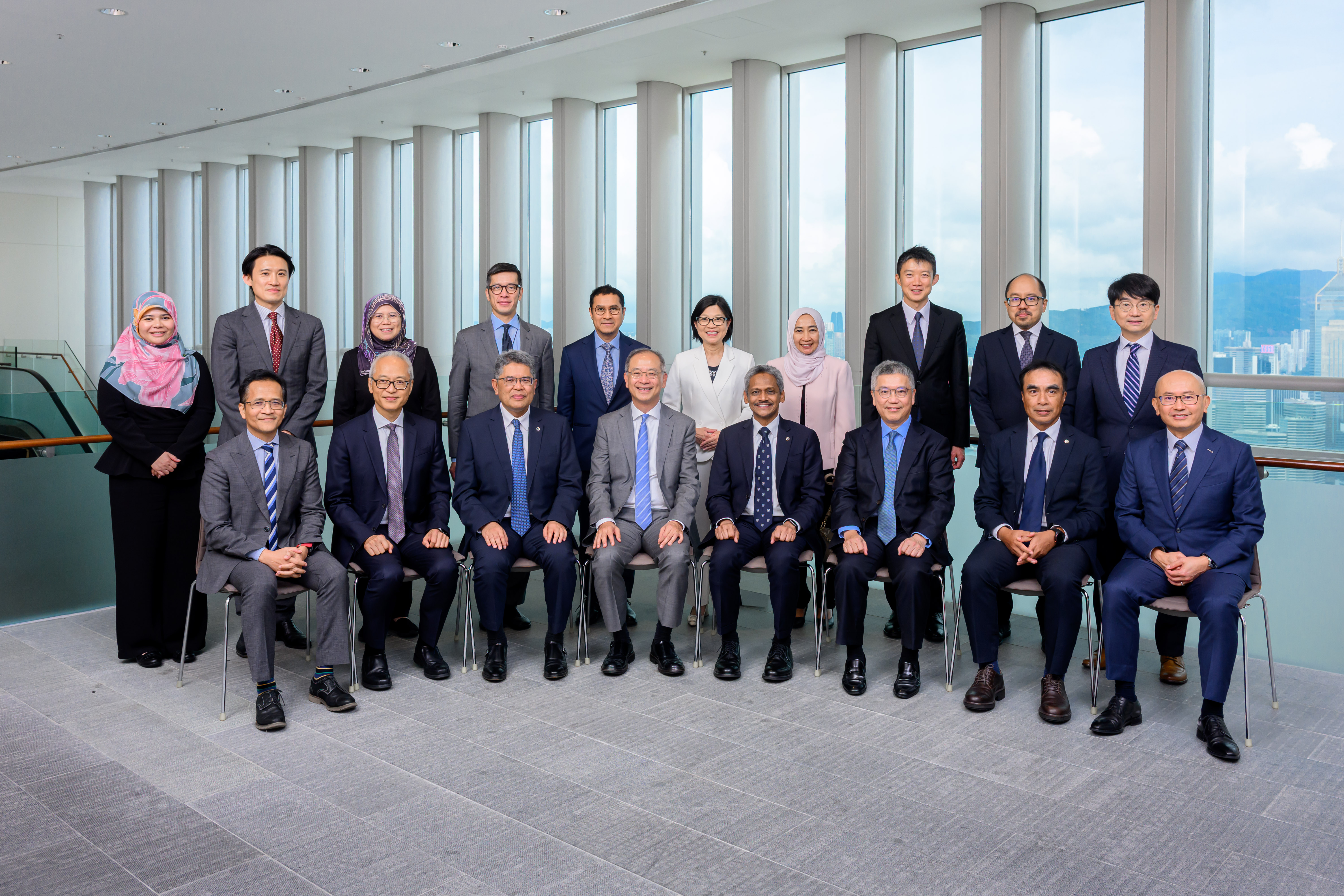 香港金融管理局總裁余偉文（前排左四）與馬來西亞中央銀行行長Abdul Rasheed Ghaffour拿督（前排右四）和雙方代表於10月2日舉行雙邊會議。