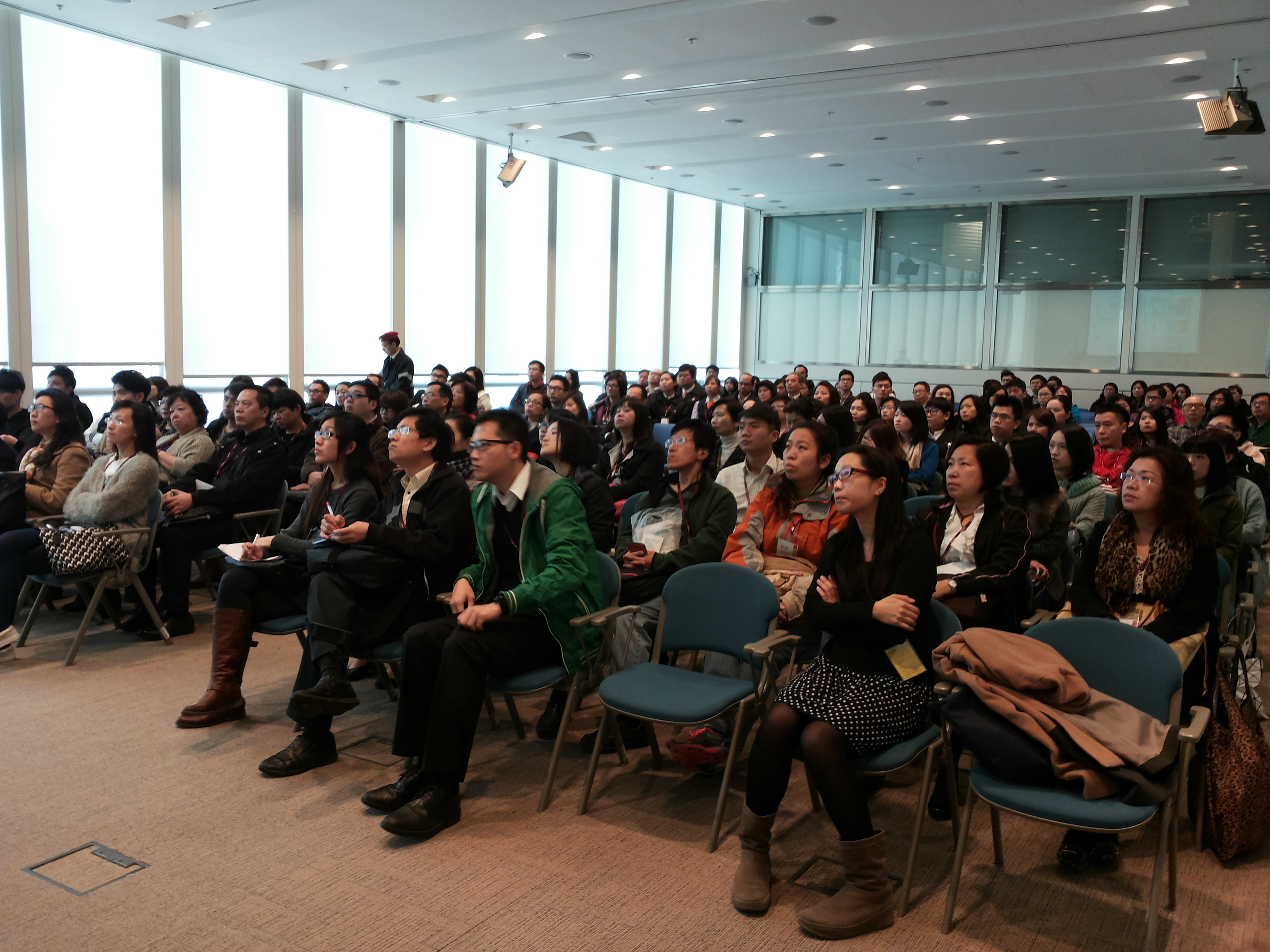 In the past two weeks, the HKMA and the Police organised 15 seminars on identifying counterfeit notes. Some 3,000 people have attended these seminars. Apart from banking staff, the HKMA also invited employees of large retail business and catering operators to attend to help strengthen their ability to detect counterfeit notes.