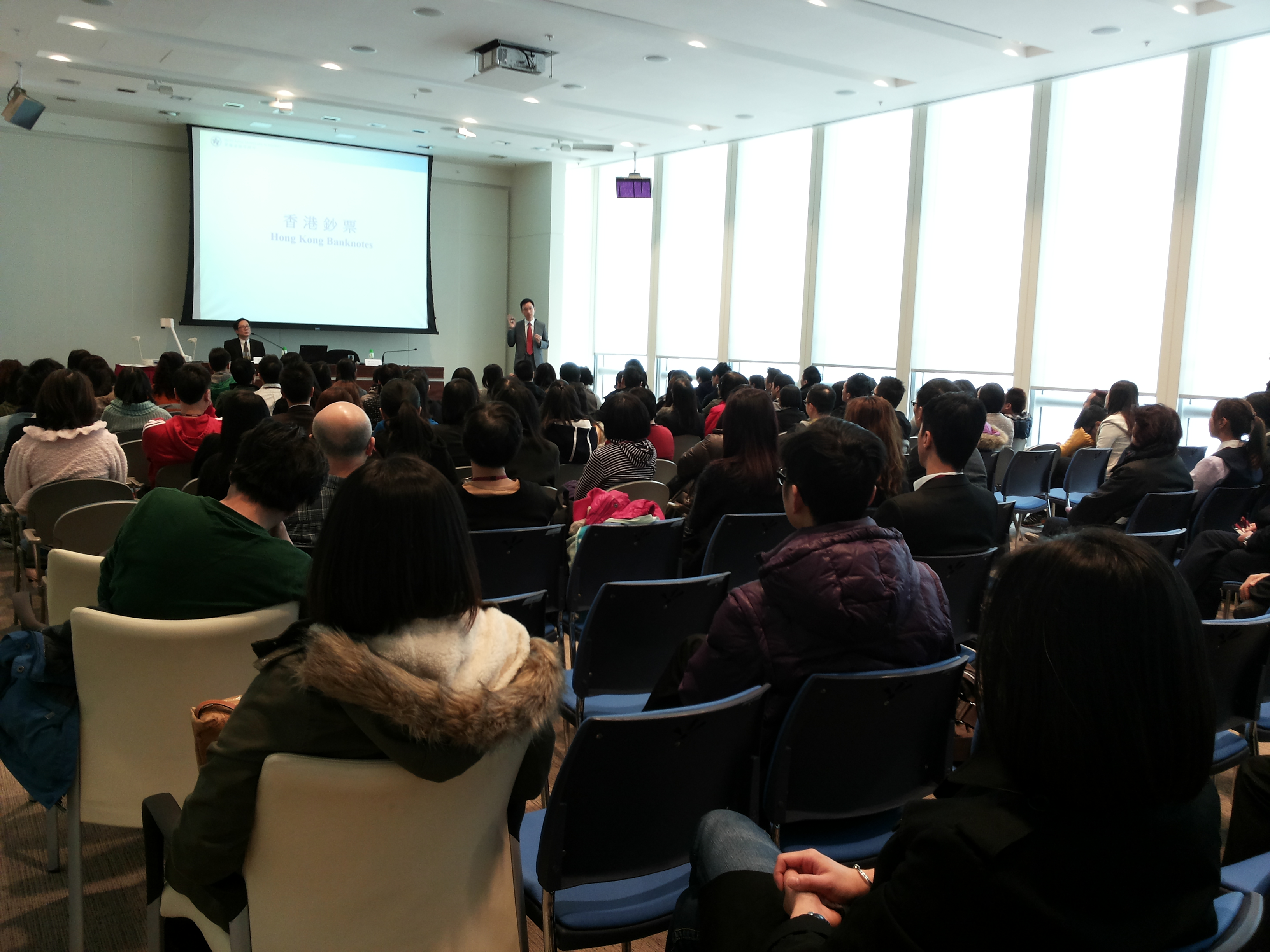 In the past two weeks, the HKMA and the Police organised 15 seminars on identifying counterfeit notes. Some 3,000 people have attended these seminars. Apart from banking staff, the HKMA also invited employees of large retail business and catering operators to attend to help strengthen their ability to detect counterfeit notes.