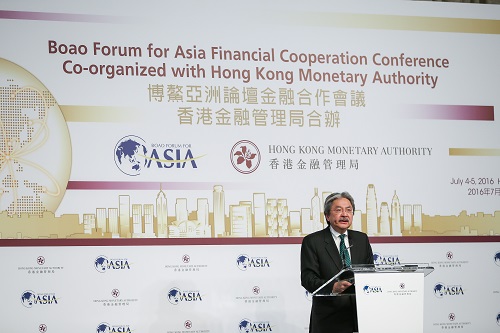 The Financial Secretary Mr John C TSANG addresses the luncheon.