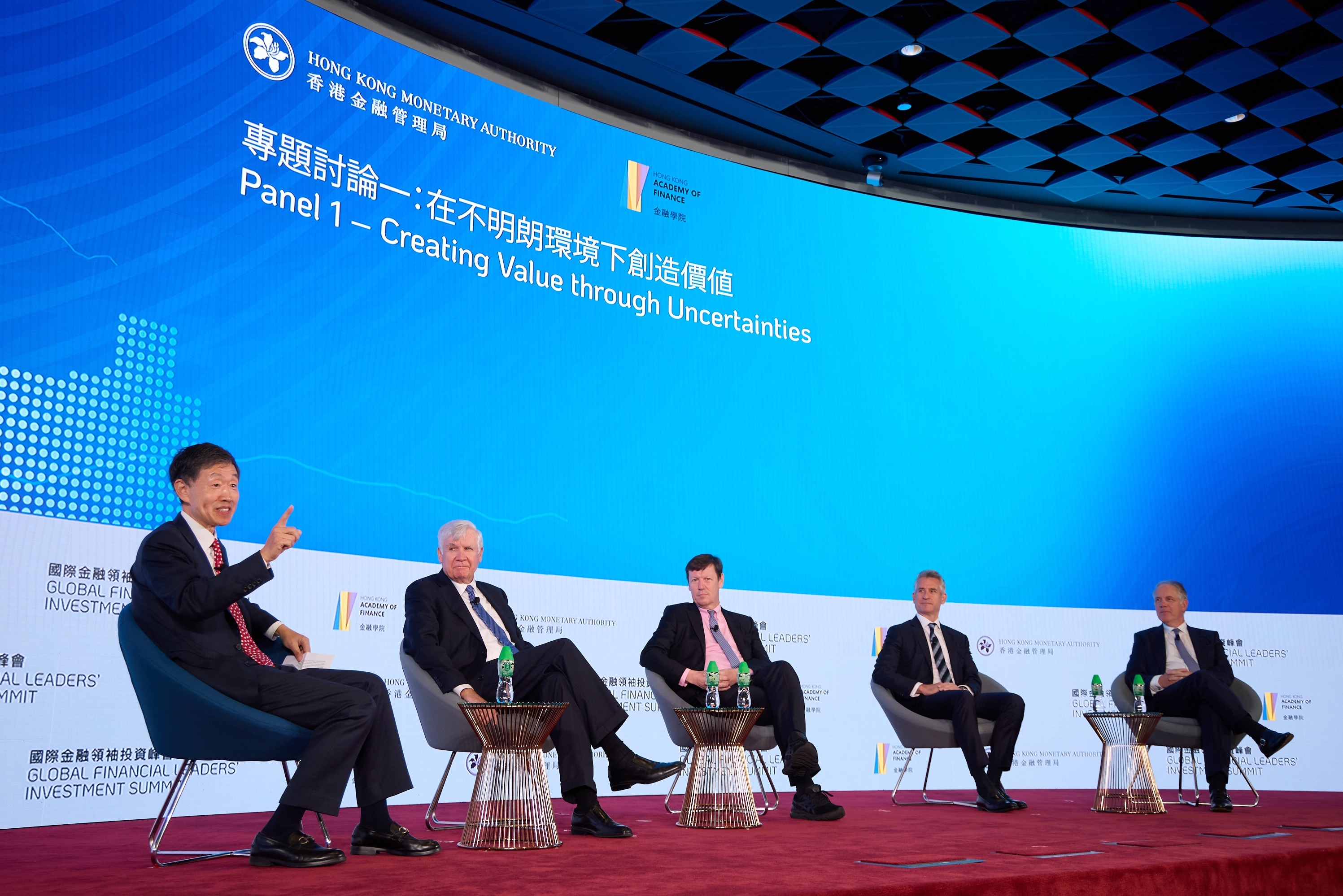 In the first panel discussion at the “Conversations with Global Investors” seminar of the Global Financial Leaders’ Investment Summit on 3 November, Mr Weijan Shan, Executive Chairman of PAG; Mr William E. Conway, Jr., Co-Founder, Interim CEO, and Co-Chairman of Carlyle; Mr Luke Ellis, CEO of Man Group; Mr Ben Way, Group Head of Macquarie Asset Management; and Mr Jim Zelter, Co-President of Apollo Asset Management, share their views on how to create value through uncertainties.