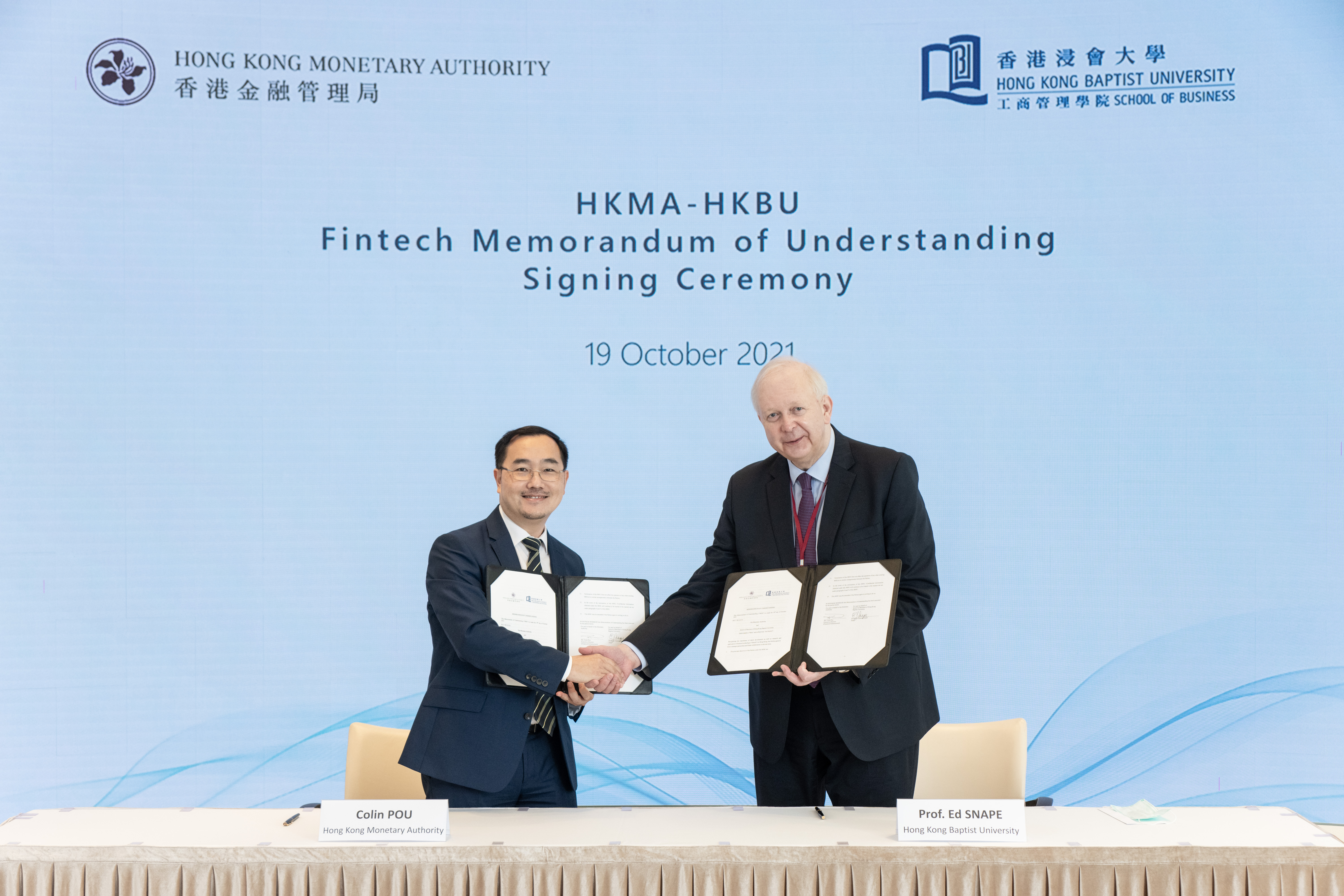 Professor Edward J. Snape, Dean of School of Business, Hong Kong Baptist University (HKBU), signed the MoU with Mr Colin Pou, Executive Director (Financial Infrastructure), HKMA.