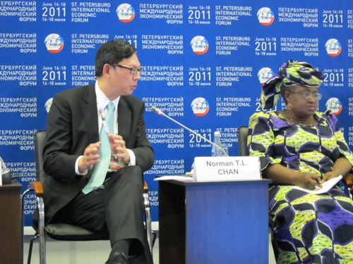 Photo 3:At the seminar “Emerging Markets Shaping a New Global Economy” at the St Petersburg International Economic Forum, Norman Chan expresses optimism for the economic and trade co-operation between China and Russia, and promotes the use of the domestic currencies for payment and settlement of bilateral trade and investment.